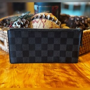 LOUIS VUITTON
Damier Graphite Canvas Felicie Zip/Card Pouch Inserts